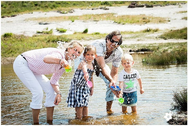 familieportret fotoreportage gezin spontaan in de natuur Brunssum Limburg