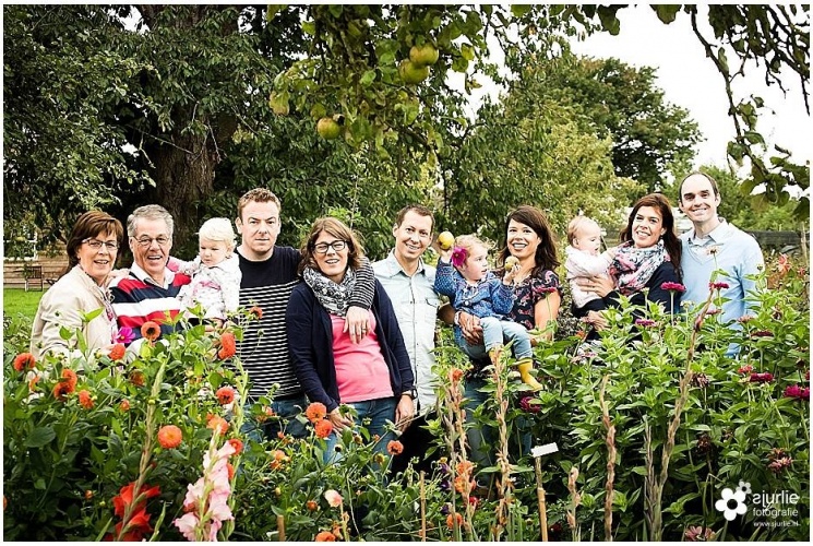familieportret familiereportage spontaan in de natuur familiefotograaf Limburg Valkenburg pluktuin Sibbe