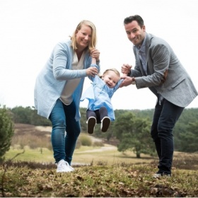 familieportret Limburg familiefotoshoot in de natuur spontaan